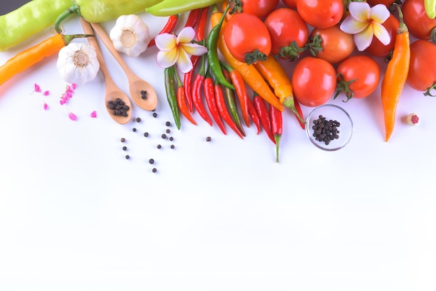 Zbliżenie na kolorowe warzywa i przyprawy