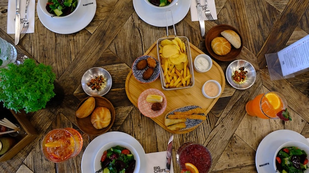 Stół z kilkoma daniami